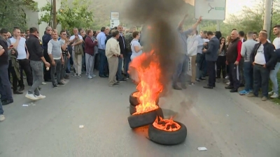 Shqiptarët bllokojnë rrugët, digjen goma në Elbasan