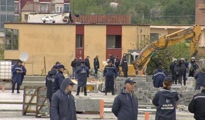 Shtet policor/ Si në shtetrrethim, shemben shtëpitë e para në Bregun e Lumit
