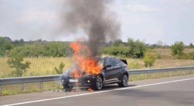 Makina flakë makina në autostradën Tiranë-Elbasan