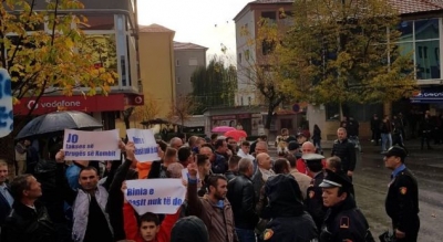 Video/ Rama pritet me protesta në Has: Qeveri e drogës, largohu