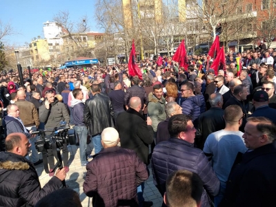 LIVE PROTESTA/Para parlamentit, deputetët dorëzojnë mandatet: Rama ik!