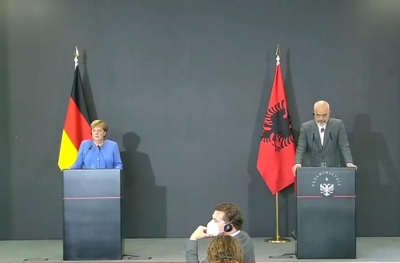 Rama u mbyll mikrofonin/ Gazetarët kosovarë protestë në sy të Merkel