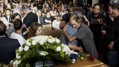 Humbi gruan gjatë sulmit në El Paso, i moshuari habitet nga turma e madhe e njerzve që erdhën në funeralin e saj
