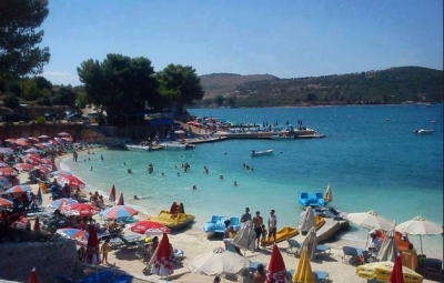 Skandal i ri &quot;pushimesh&quot;: I presin veshin turistit në Sarandë!