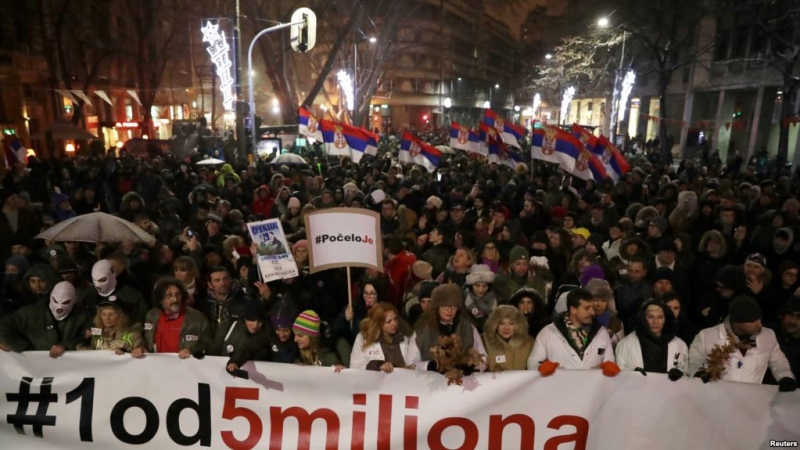Mijëra në protestë kundër presidentit të Serbisë