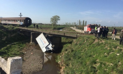 Lezhë/ Treni përplaset me furgonin, tre të plagosur