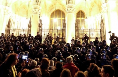 Hungarezët protestojnë kundër ligjit të punës