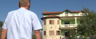 Çudia! Aplikon për armë gjahu, por zbulon se është “grabitës” i shtëpisë së motrës