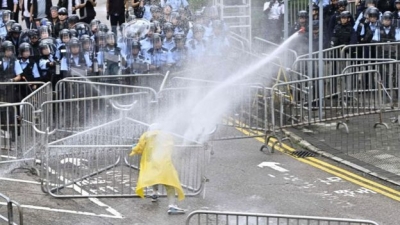 Situata në Hong Kong, protestuesit rrethojnë selinë qeveritare
