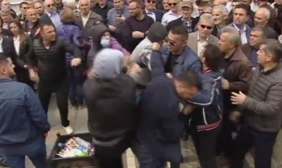 FOTO/ Një polic provokator, i infiltruar mes protestuesve, shporret nga protesta