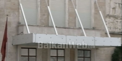 Protestë 48 orë/ Saldohet dera e Kryeministrisë, Bulevardi mbushet me kamera