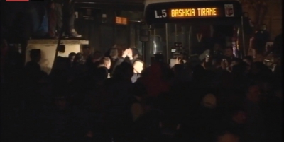 LIVE/ Banorët e Shkozës në protestë, bllokojnë rrugën me kazanë