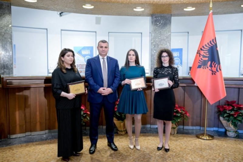 Guvernatori Sejko shpall tre ”Çmimet e Guvernatorit për Diplomën më të Mirë për vitin 2021″