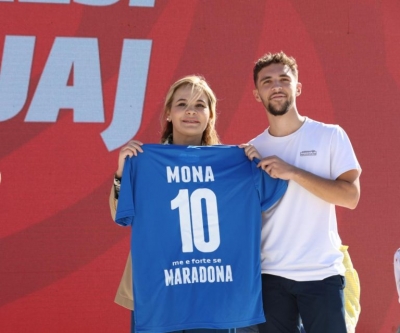 “Mona më e fortë se Maradona”, Kryemadhi surprizohet nga të rinjtë e Durrësit: Më 25 prill do të shpopullojmë krimin nga Shqipëria