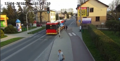 Poloni, shtyn shoqen teksa kalon autobusi, vajza shpëton për mrekulli