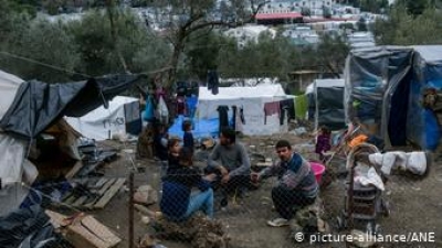 ‘Mjekët paralajmërojnë katastrofën, për refugjatët dhe grekët’, ç’po ndodh në kampin në vendin fqinj ku janë ‘ngujuar’ mijëra vetë