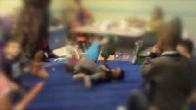 VIDEO/ Edukatoret bëjnë tifo teksa fëmijët bëjnë boks në kopësht
