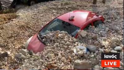 Greqi/Pamjet apokaliptike pas ciklonit “Ianos” në Kefalonia, shihni si dhjetëra makina fundosen mes gurëve e baltës