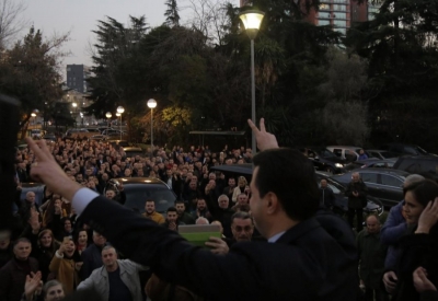 “Jemi të fyer nga protestat”, Strazimiri i kthehet ashpër deputetes së PS: Kur s’njeh turpin, hesht!