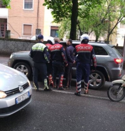 E rëndë/ policia ushtron dhunë dhe tenton arrestimin e drejtorit të ‘Koha Jone’