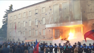 VIDEO/ Protestuesit çajnë kordonin policor , flakë te kryeministria