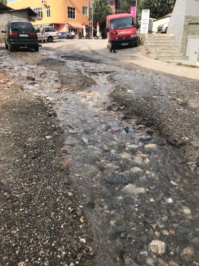 Fotot/Bashkia Diber reklamon kanalet &quot;elektorale&quot;, i plasin ujerat e zeza në mes te qytetit