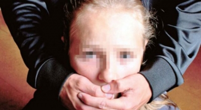 E tmerrshme/ Abuzuan me të mitur me dijeninë e nënës, policia greke nxjerr fotot e pedofilëve shqiptarë
