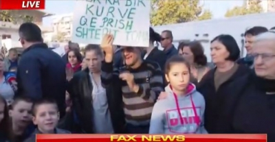 ‘’Nuk ka bir k*rve që na prish shtëpinë”, fëmijë dhe të moshuar dalin në rrugë në zonën e Astirit