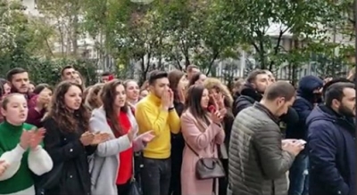 VIDEO/ Freshistët shkojnë për mësim, studentët e Juridikut i përzënë