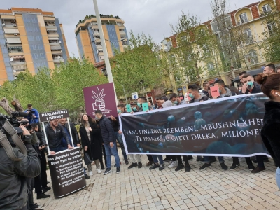  “Të pabrekë ju gjeti dreka, milionerë darka”, ironia e të rinjve të FRPD në protestë