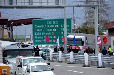 Kosova kërcënon Shqipërinë me taksën 100% nëse pengohet tregëtia e miellit, birrës dhe patates