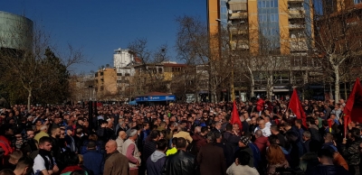 VIDEO live/ Populli marshon drejt Kryesisë së Kuvendit