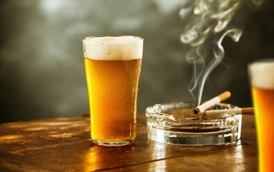 Rriten të ardhurat nga akciza/ Shqiptarët konsum rekord të birrës, duhanit dhe karburanteve