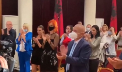 Edmond Budina rrëzon ‘profetin’ në Presidencë, shfaqja mbush sallën ‘Skënderbeu’
