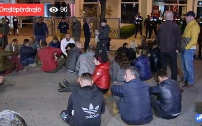 Banorët e &#039;Astirit&#039; ulen këmbëkryq para Policisë, kërkojnë lirimin e protestuesve