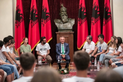 “Të mbështesim të rinjtë”, Meta takon nxënësit nga Kosova. Apeli i fortë