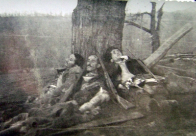 Fotoja e Preng Frrok Gjetos dhe dy djemve të tij pas vrasjes dhe para varrimit të fshehtë
