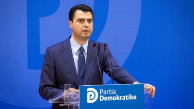 Basha ngushëllon familjet e viktimave të aksidentit në Maqedoni
