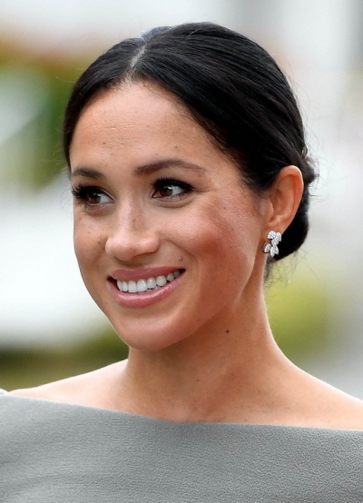 Pse Meghan Markle i kap flokët topuz të çrregullt?