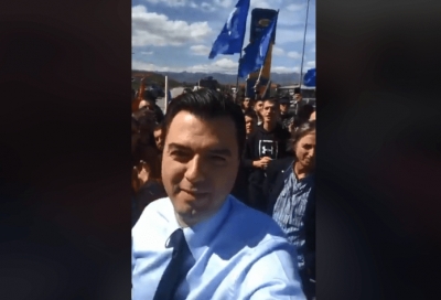 Pritje e jashtëzakonshme, me qindra mjete me flamujt të PD-së shoqërojnë Bashën në Kamëz
