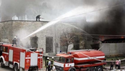 Zjarr në tregun industrial të Laçit, dyshohet i qëllimshëm