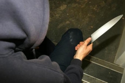 Pasi plagos me thikë punonjësin, vjedh servisin e celularëve, arrestohet 25-vjeçari kuçovar