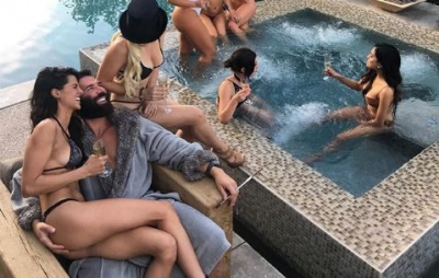 I dërgon foto nudo për të kaluar natën me Mbretin e Instagramit