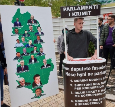 FOTOGALERIA/ Të rinjtë protestojnë jashtë sallës së parlamentit, ja mesazhet