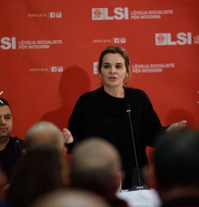Kryemadhi thirrje shqiptarëve: Mos u tërhiqni edhe pse ju bëjnë presion me policë te dera e shtëpisë