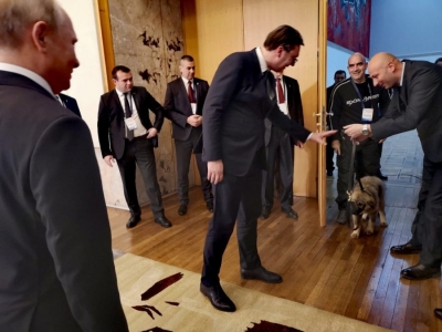 Vuçiçi josh Putinin me simbole shqiptare-i dhuron qenin e Sharrit &quot;Deltari Ilir&quot;