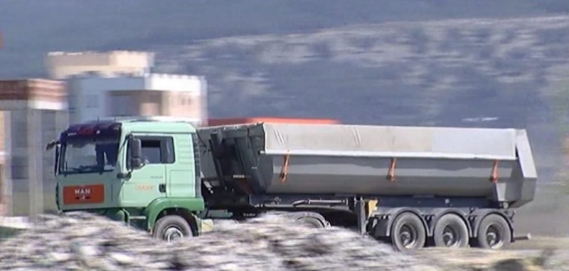 VIDEO/ Kamionë të mbushur me inerte, ja si shkatërrohet shtrati lumit Mat