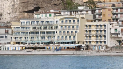 Shkon për pushime, 10 punonjësit e hotelit përdhunojnë turisten