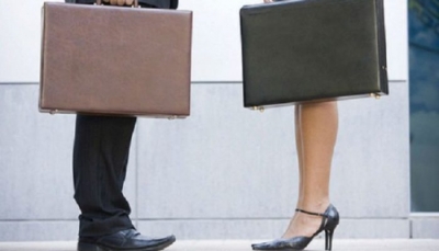 Mbretëri e Bashkuar, 8 në 10 firma paguajnë burrat më shumë se gratë