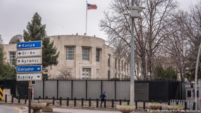 VIDEO/ Qëllohet me armë zjarri ndaj ambasadës amerikane në Turqi